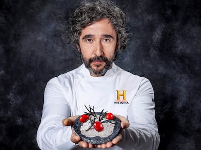 El chef Diego Guerrero con uno de los platos del programa 'La última cena' para Canal Historia: Tomate garum.