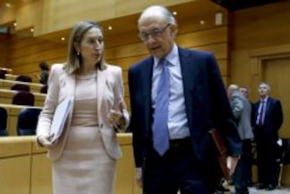 La ministra de Fomento, Ana Pastor, con el titular de Hacienda, Crist&oacute;bal Montoro.