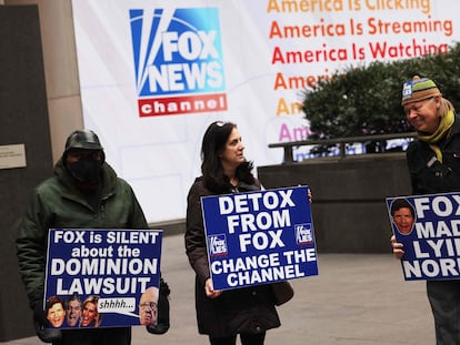 Activistas protestan ante las oficinas de la Fox en Nueva York, el pasado febrero.