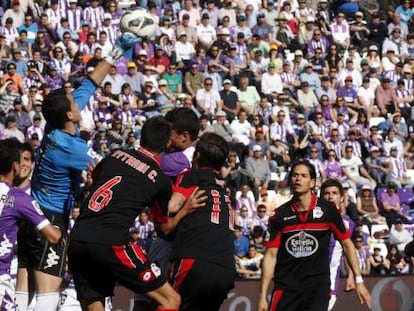 Jaime, portero del Valladolid, intenta despejar un balón.