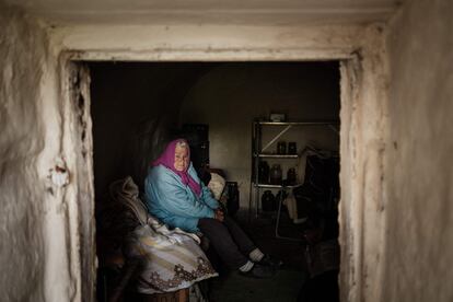 Galina Polyakova, de 81 años, sentada en su almacén de verduras, situado en su sótano y transformado en un refugio, en Sydorove, este de Ucrania, el martes. 