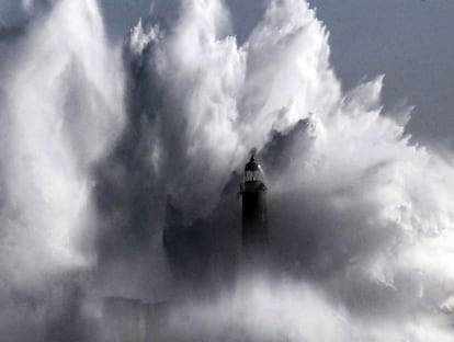 El oleaje rompe sobre el faro de la isla de Mouro en Santander donde se podrían superar los 110 kilómetros por hora.