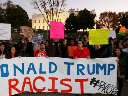 Una protesta contra Trump enfront de la Casa Blanca, aquest dijous