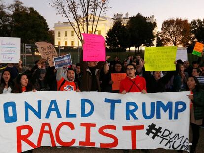 Una protesta contra Trump enfront de la Casa Blanca, aquest dijous
