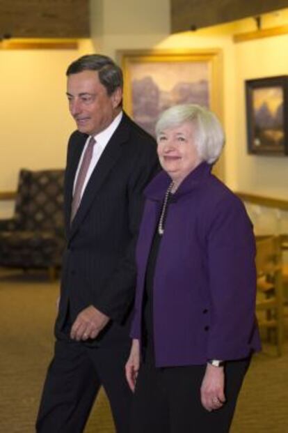 El presidente del BCE, Mario Draghi, junto a su hom&oacute;loga en la Fed, Janet Yellen.