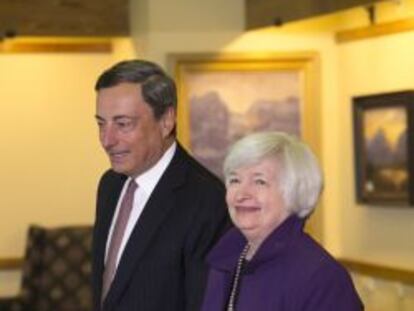 El presidente del BCE, Mario Draghi, junto a su hom&oacute;loga en la Fed, Janet Yellen.