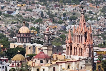 Una de las panor&aacute;micas m&aacute;s fotografiadas de la ciudad, con su caracter&iacute;stica catedral neog&oacute;tica de intenso color rosa.