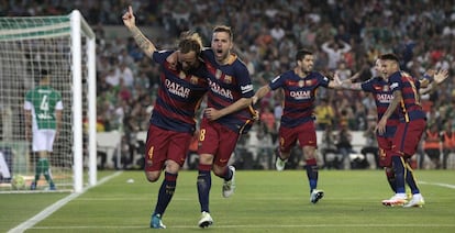 Rakitic i Alba festegen el gol, amb el trident al darrere.