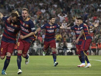 Rakitic y Alba festejan el gol, con el tridente por detrás.