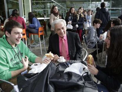 El premio Nobel de Física Albert Fert conversa con dos estudiantes en San Sebastián, en 2019, antes de ingresar en la UPN-EH.