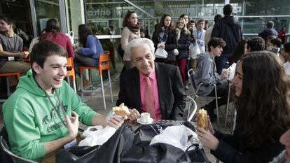 El premio Nobel de Física Albert Fert conversa con dos estudiantes este lunes en San Sebastián.