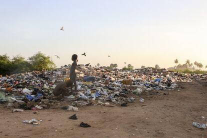 Una escena matutina en la aldea de pescadores de Nyanyano, en Ghana. Como muchos, otros pueblos del país, Nyanyano carece de sistema de saneamiento o de tratamiento de residuos, lo que da lugar a numerosos problemas de salud pública.