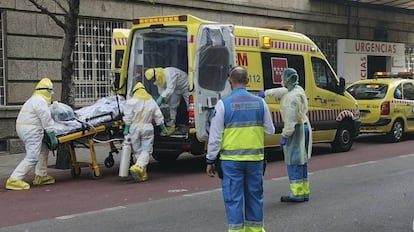 Varios sanitarios, con un paciente, en el Hospital La Princesa de Madrid.