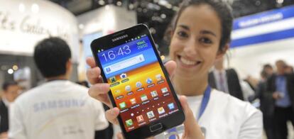 Una empleada muestra una Samsung Galaxy Note, durante la feria Mobile World Congress in Barcelona