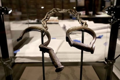 Grilletes de esclavos expuestos en la Galería de la Esclavitud y Libertad del Museo Nacional de Historia Afroamericana de Washington.