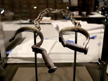 Grilletes de esclavos expuestos en la Galería de la Esclavitud y Libertad del Museo Nacional de Historia Afroamericana de Washington.