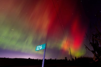 Auroras boreales, también conocidas como luces del norte, iluminan el cielo este jueves en el condado de Haldimand, en Ontario, Canadá.