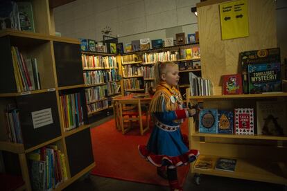 Una niña sami, en la librería del Centro Cultural financiado con dinero de la UE. El Parlamento Europeo ayuda a que la comunidad sami desarrolle y preserve su lenguaje.