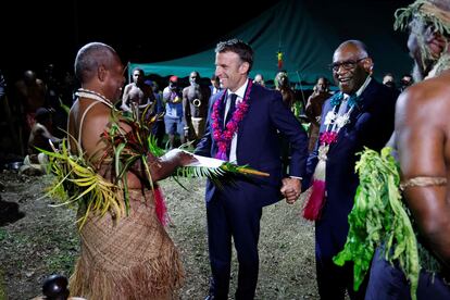 El primer ministro de Vanuatu, Ishmael Kalsakau (segundo por la derecha) junto al presidente francés, Emmanuel Macron, en Port Vila. 