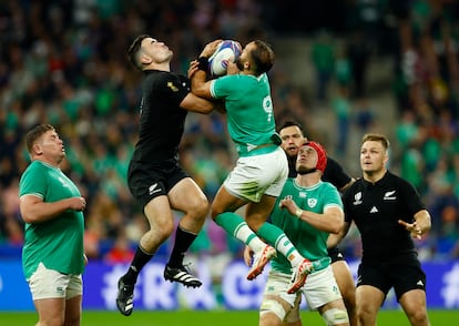 El neozelandés Will Jordan y el irlandés Jamison Gibson-Park, en una acción del partido.