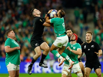 El neozelandés Will Jordan y el irlandés Jamison Gibson-Park, en una acción del partido.