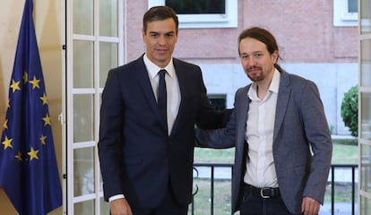 El presidente del Gobierno, Pedro Sánchez y el secretario general de Podemos, Pablo Iglesias, han firmado hoy en el Palacio de la Moncloa el acuerdo sobre el proyecto de ley de presupuestos para 2019.