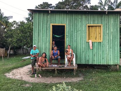 Vecinos de la aldea de Punã ante su vivienda, la semana pasada.