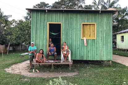 Vecinos de la aldea de Punã ante su vivienda, la semana pasada.