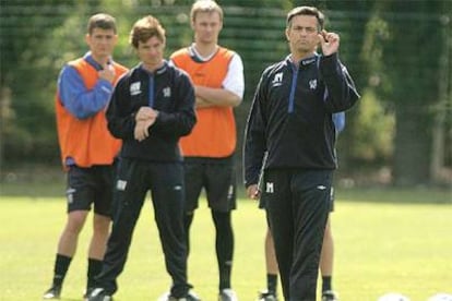 Mourinho dirige un entrenamiento del Chelsea.