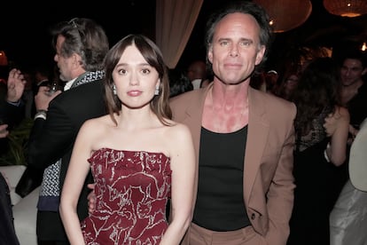 Aimee Lou Wood y Walton Goggins