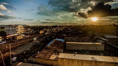 El sol está a punto de ponerse en Malaba, atravesada por el río del mismo nombre que divide la ciudad en una parte ugandesa y una keniana. Esta ciudad fronteriza es el núcleo del transporte de toda clase de mercancías, desde productos químicos destinados a la República Democrática del Congo hasta contenedores llenos de té y café que se embarcarán en Mombasa camino a Europa.