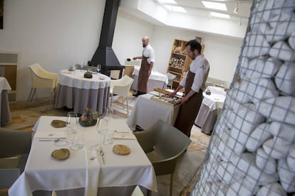 Camareros en el comedor del restaurante Montia, en San Lorenzo de El Escorial (Madrid).
