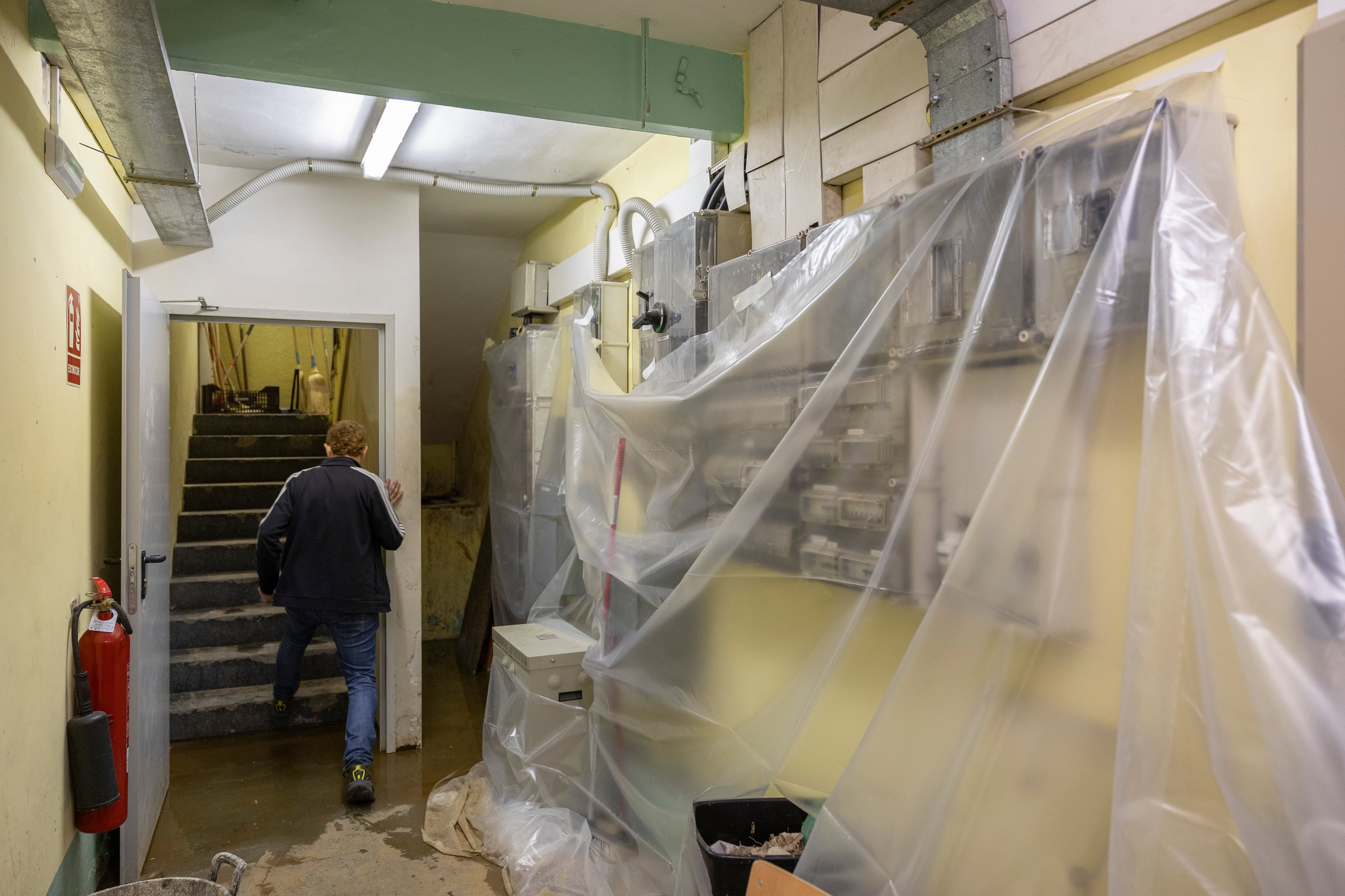 En la imagen, el profesor de tecnología del instituto en la zona donde se encuentran las instalaciones eléctricas del centro.