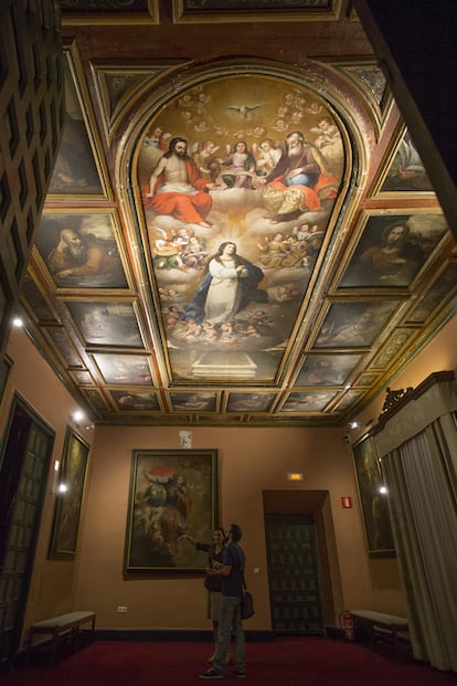 Techo de la sala del anteoratorio, pintado por Matías de Arteaga y presidido por una obra que representa la Asunción de la Virgen.