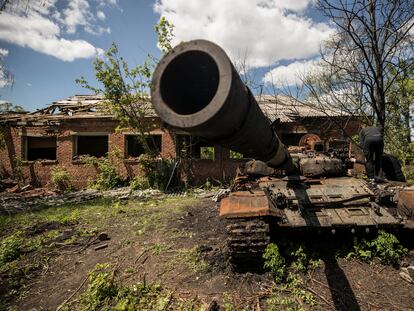 Un tanque ruso abandonado en Mala Rohan, cerca de Járkov, el 22 de mayo, tras recuperar el ejército ucranio la localidad.