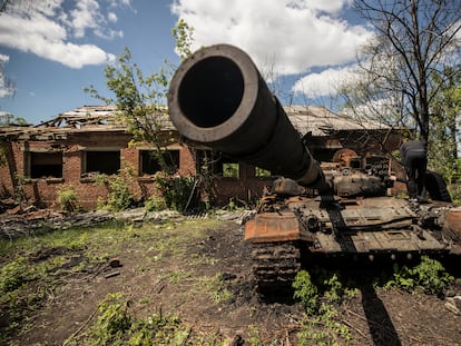Un tanque ruso abandonado en Mala Rohan, cerca de Járkov, el 22 de mayo, tras recuperar el ejército ucranio la localidad.