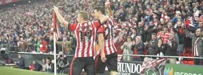 Aduriz celebra su gol junto a Muniain.