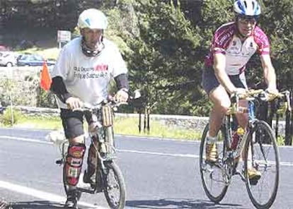 Jesús Martín y Pedro Delgado, subiendo el puerto de Navacerrada.