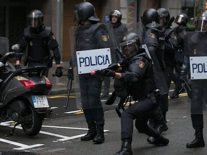 Operació policial l'1 d'octubre a l'escola Ramon Llull de Barcelona.