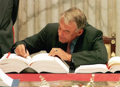 El ministro holandés de Exteriores, Hans van Mierlo, estampa su firma en el Tratado de Ámsterdam, el 2 de octubre de 1997 en el Palacio Real de Ámsterdam (Holanda).