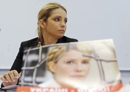 La hija de Julia Timoshenko con un cartel de su madre en una rueda de prensa en Praga.