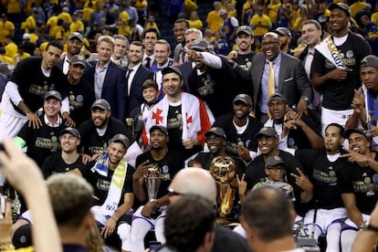 Los Warriors celebran su quinto trofeo del torneo.
