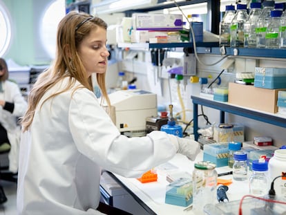 Una investigadora en el laboratorio del CNB-CSIC.