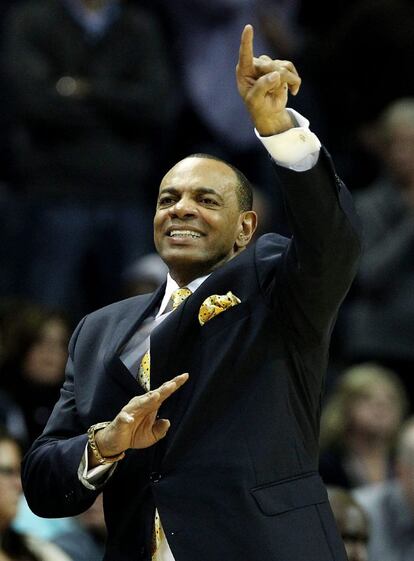 El entrenador de Memphis Grizzlies, Lionel Hollins.