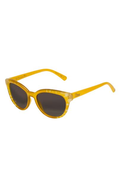 Tus gafas no pueden faltar en una jornada de sol. Este modelo de pasta cat-eye de Christian Dior (222 euros).