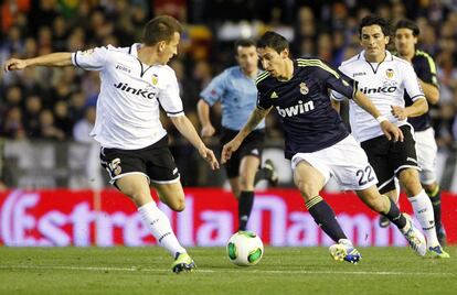 Di María encara a Joao Pereira.