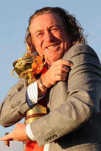 Miguel Ángel Jiménez abraza feliz el trofeo de la Copa Ryder ganada por Europa.