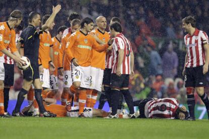 Navarro y Llorente yacen sobre la hierba de San Mamés tras el codazo del defensa del Valencia al delantero del Athletic.