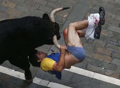 Iban los toros de forma compacta por la recta cuando uno de capa negra quedó rezagado un par de metros, tropezó con un chaval, se dio la vuelta para comprobar quién era y ahí comenzó una dramática paliza que pudo acabar en tragedia.