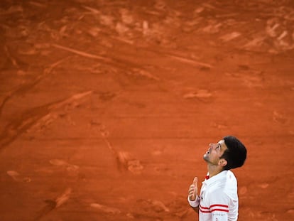 Djokovic, durante la semifinal contra Nadal en la Philippe Chatrier de París, el pasado viernes.